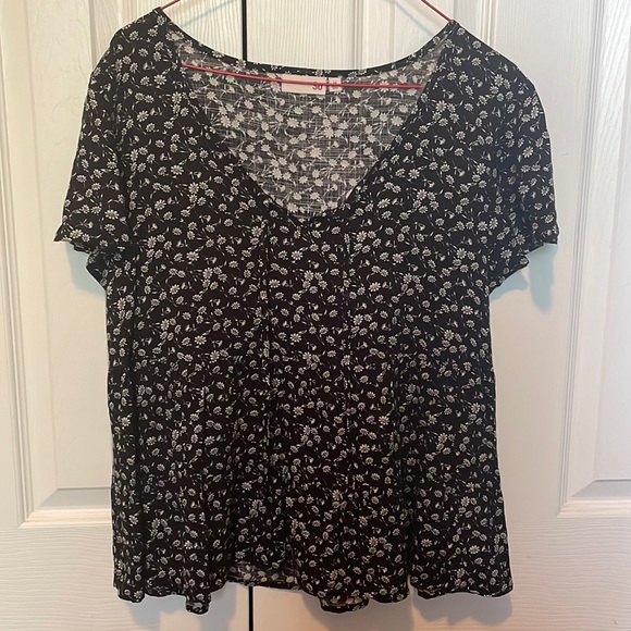 Black Boho-Chic top with flowers size medium. NWT - Picture 1 of 4